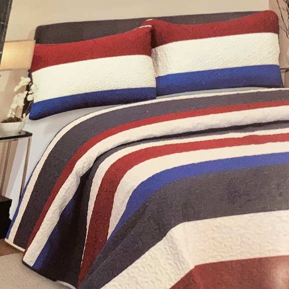 Other - Hotel at home 3pc Quilt set King Stripes